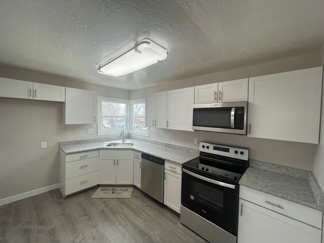 Building Photo - Cozy 2-Bedroom with Modern Updates