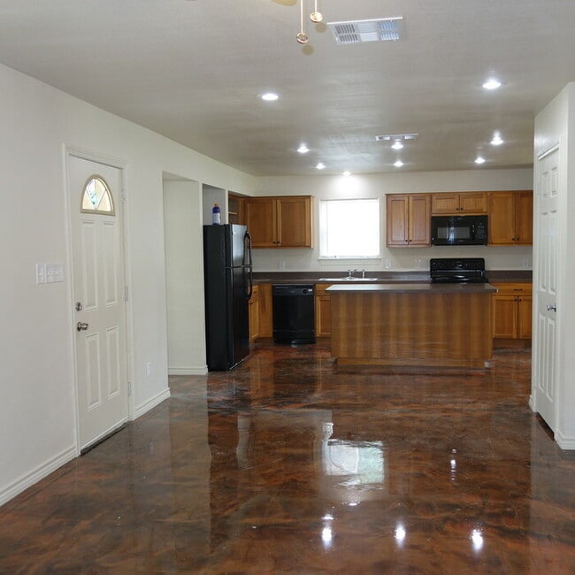 Photo - TAHITIAN VILLAGE ENTERTAINING READY - 3 BEDROOM / 2 BATH HOME