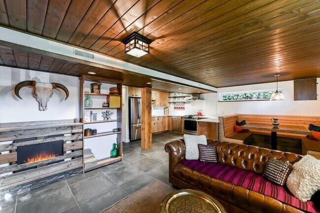 9686 Princess Dr