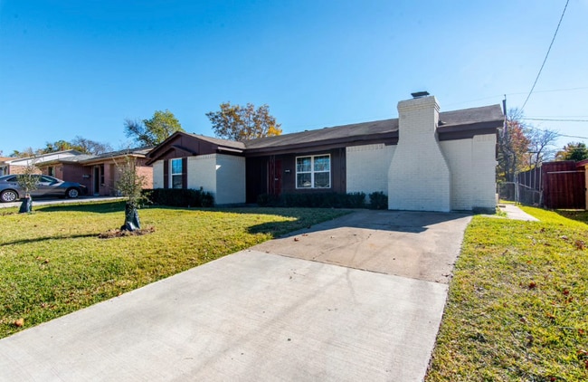 Building Photo - 830 E Linda Dr