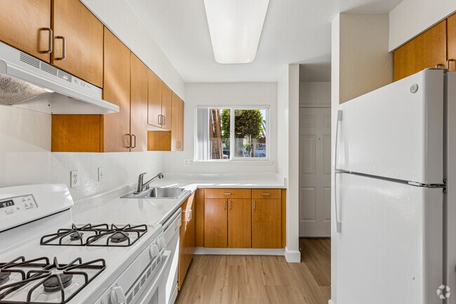 3BR, 1BA - 1,004SF - Kitchen