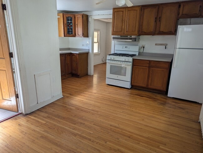 Building Photo - 18 Madison St Unit Upper Rental
