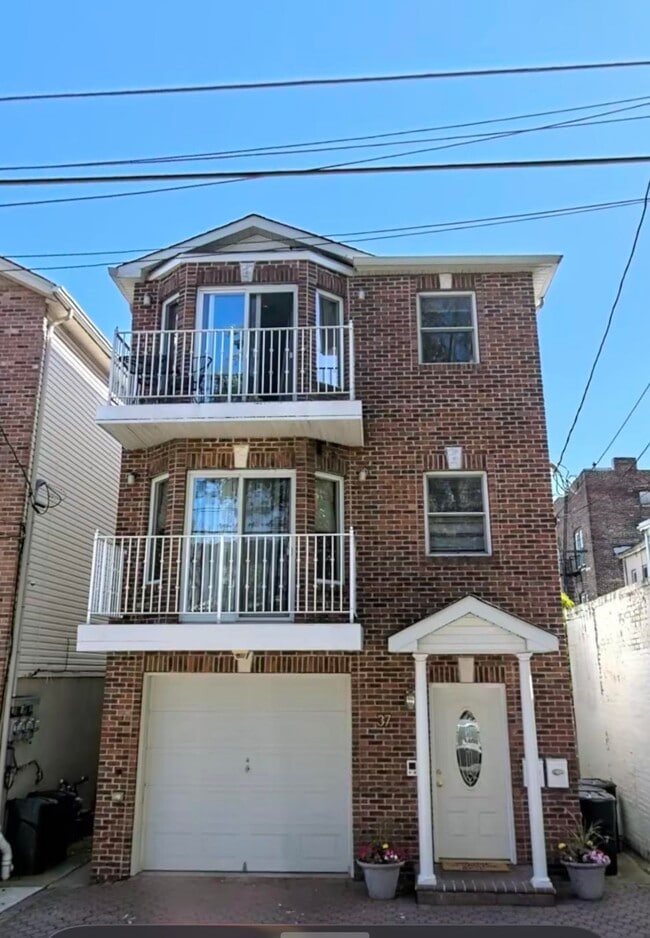 Building Photo - 37 Reservoir Ave Unit 2