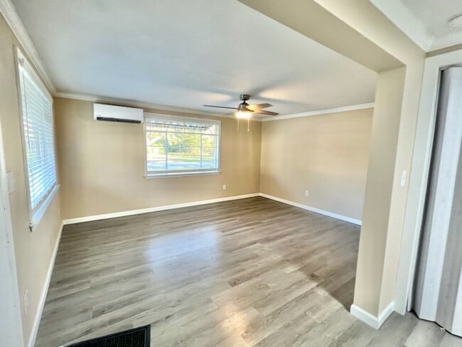 Photo - 401 Brett St S