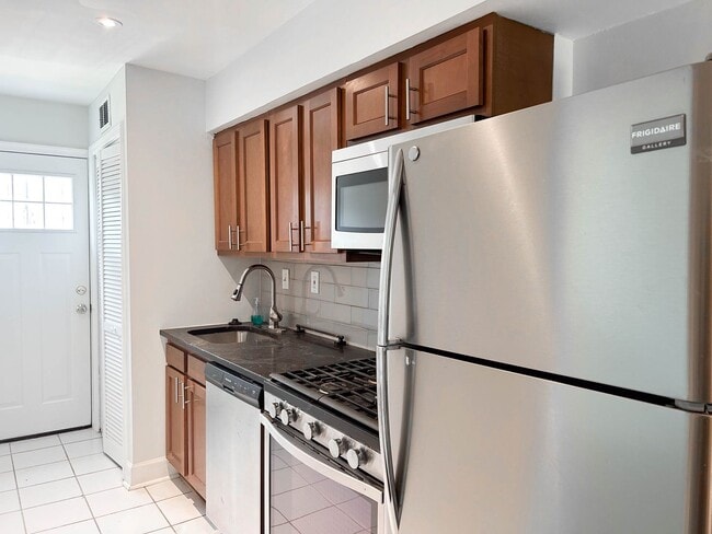 Building Photo - 1272 16th St NE Unit # A Rental