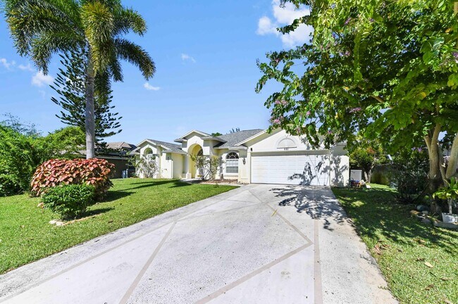 Photo - 681 SW Saragossa Ave