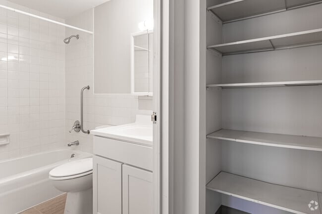 1BR, 1BA - 720SF - Rockingham Glen