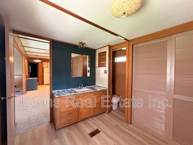 Photo - 140 Lamplighter Ln