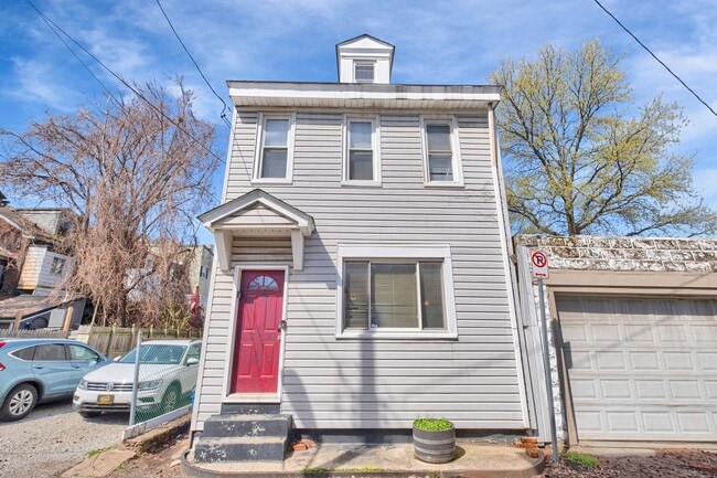 Photo - 3 Bed, 1.5 Bath House in South Side Flats