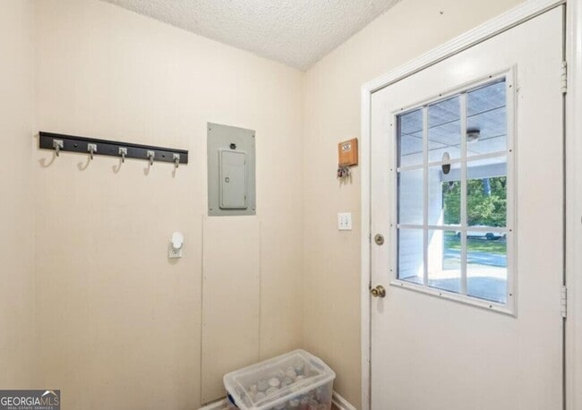 Photo - 886 Perimeter Rd