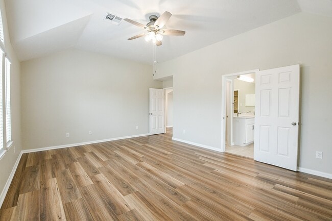 Photo - 815 Robins Way