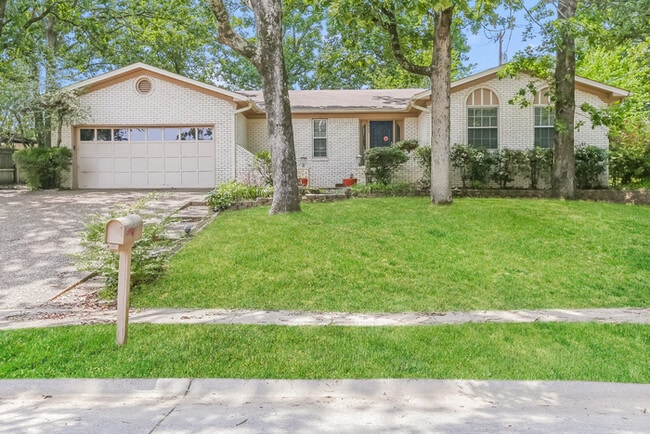 Building Photo - 3405 Dunkeld Dr Rental