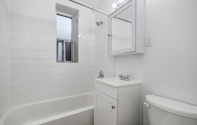 Photo - 1639 Bloor St