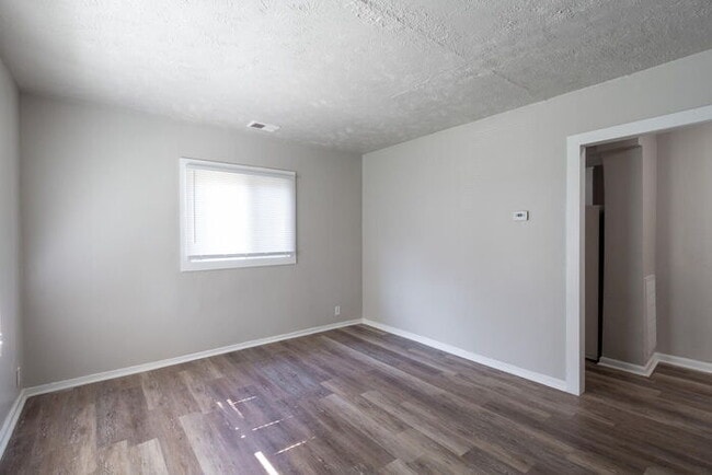 EAST SIDE 2 BEDROOM AVAILABLE NOW!
