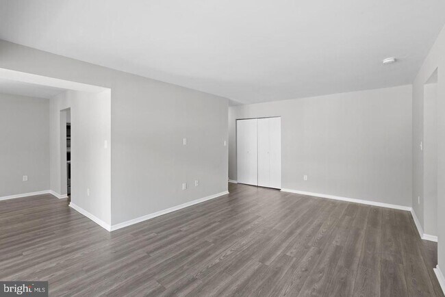 9728 Kingsbridge Dr Unit 302