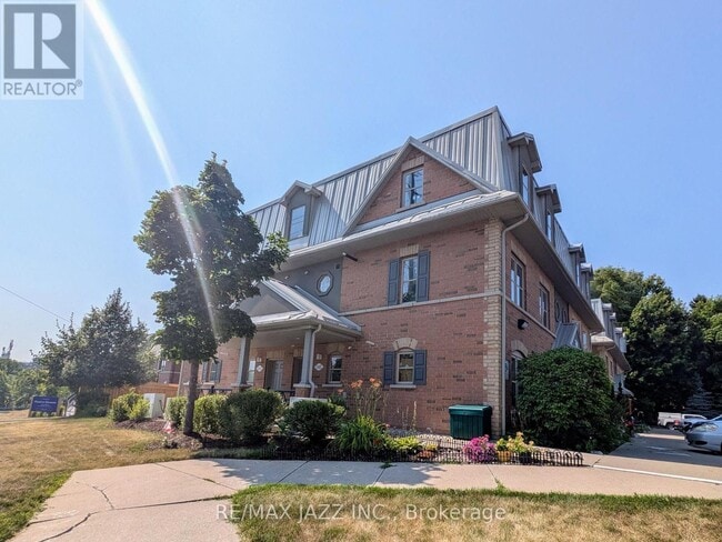 Photo - 770 King St E Unit 202