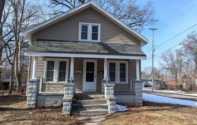 Building Photo - 2901 Temple St Unit 1