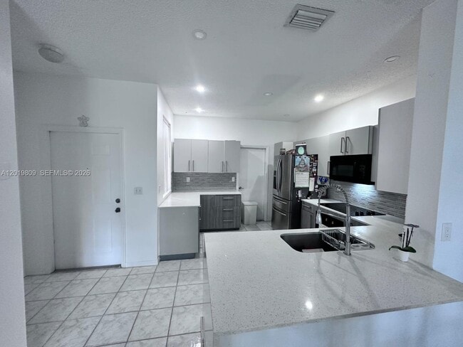 Photo - 2078 Madeira Dr