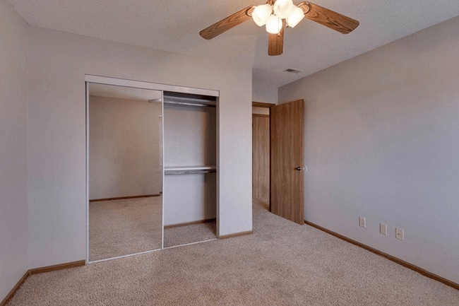 Habitación con armario - Springcreek Apartments and Townhomes