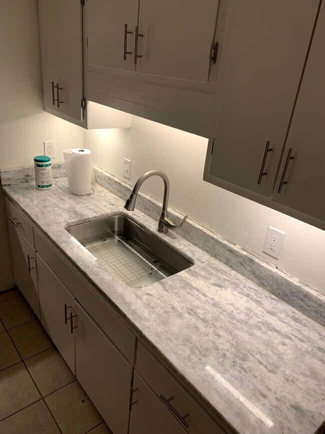 Farmhouse sink with disposal