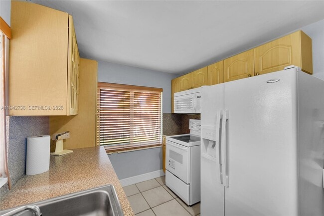 Building Photo - 8370 NW 185th St Unit A