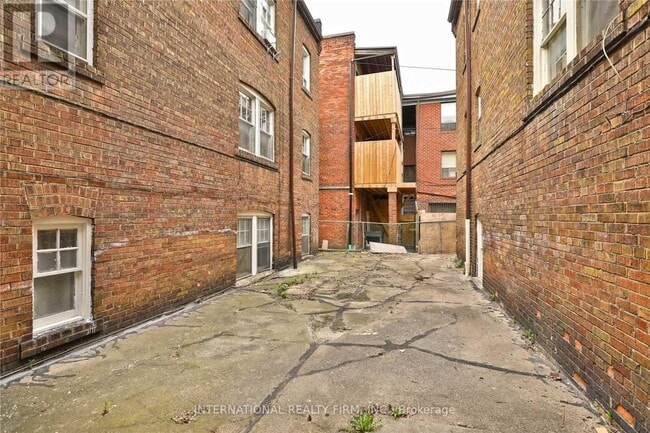 Photo - 1094 College St Unit 2