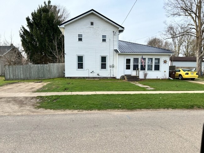 Photo - 218 E Holcomb St