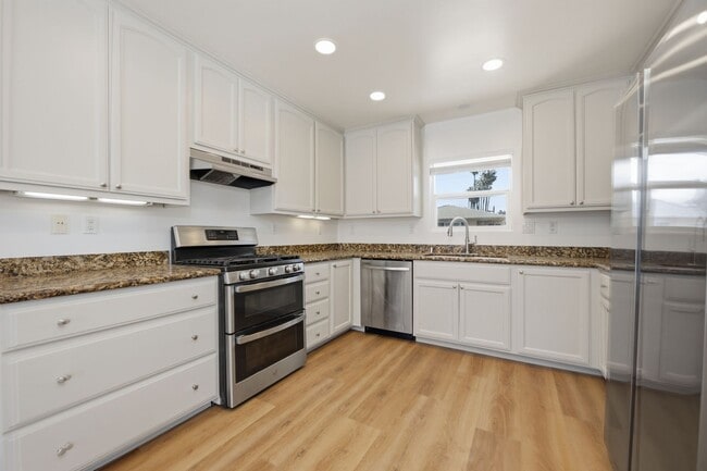 Photo - Spacious private backyard!