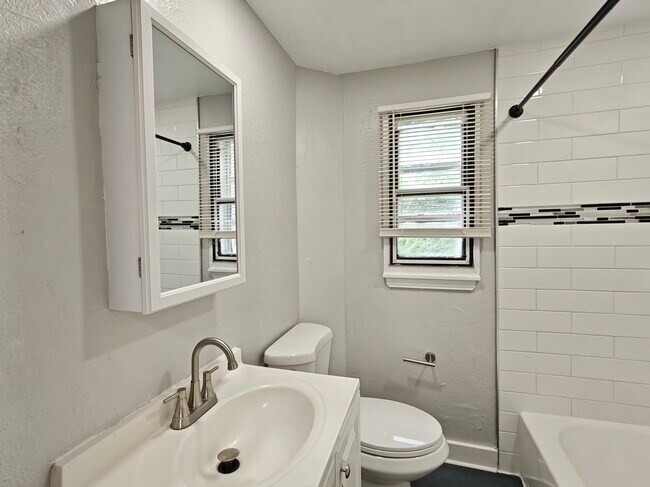 Photo - 120 Yorke St