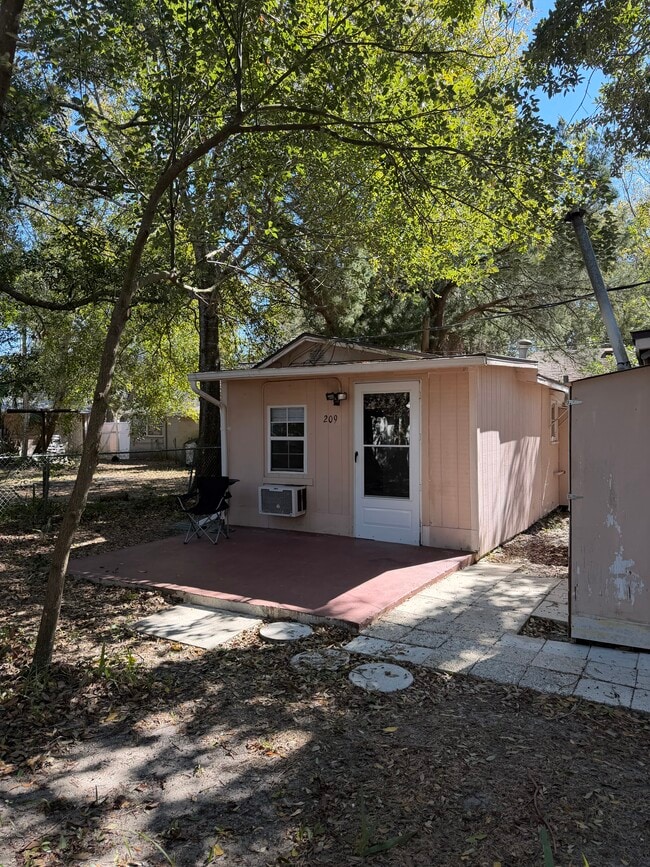 Building Photo - 209 Strawberry Ln