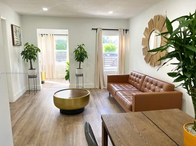 Building Photo - 1025 NW 55th St Unit 1