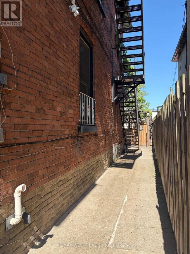 Photo - 247 Lansdowne Ave