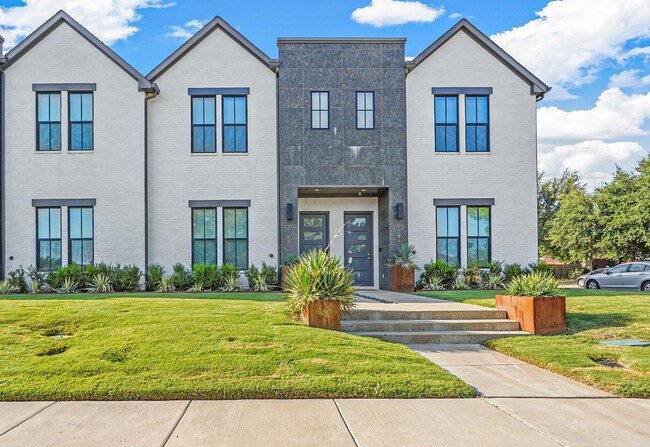 Modern Luxury Townhome in Lewisville - Modern Luxury Townhome in Lewisville