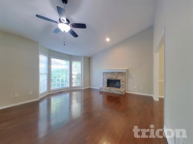 Photo - 891 Old Farm Walk