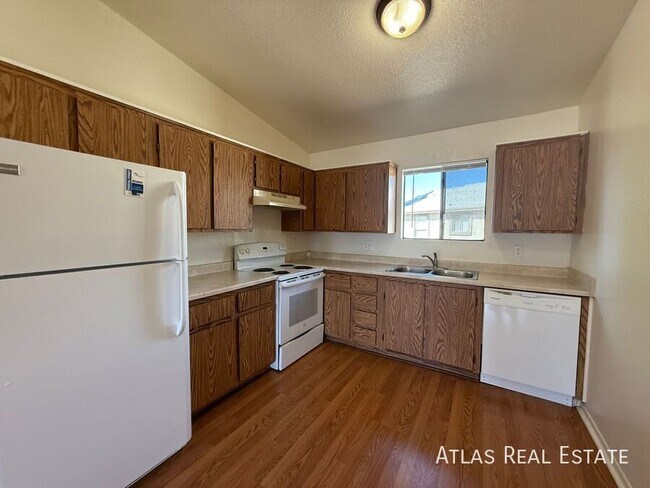 Building Photo - 465 W Ivyglen St Unit 205