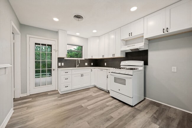 Photo - 315 E 15th St