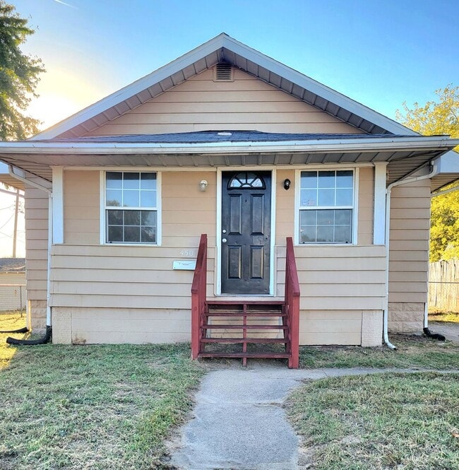 Building Photo - Updated and rent ready...450 Hamilton, Woo...
