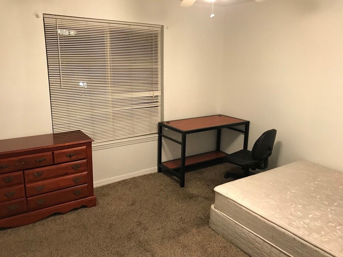 Photo - 4000 SW 23rd St Unit Bedroom 2 - 2