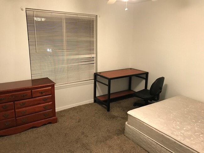 Building Photo - 4000 SW 23rd St Unit Bedroom 2 - 2