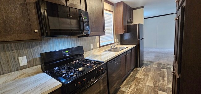 Building Photo - 67 Tulip Ln