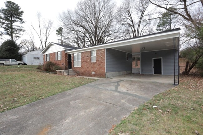 Photo - 3909 University St