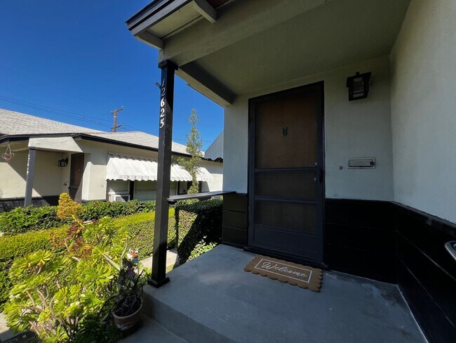 Photo - 2 Bedroom 1 Bath Duplex for Rent in Uptown Whittier