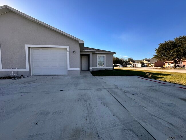 Building Photo - 3604 SW 7th Pl