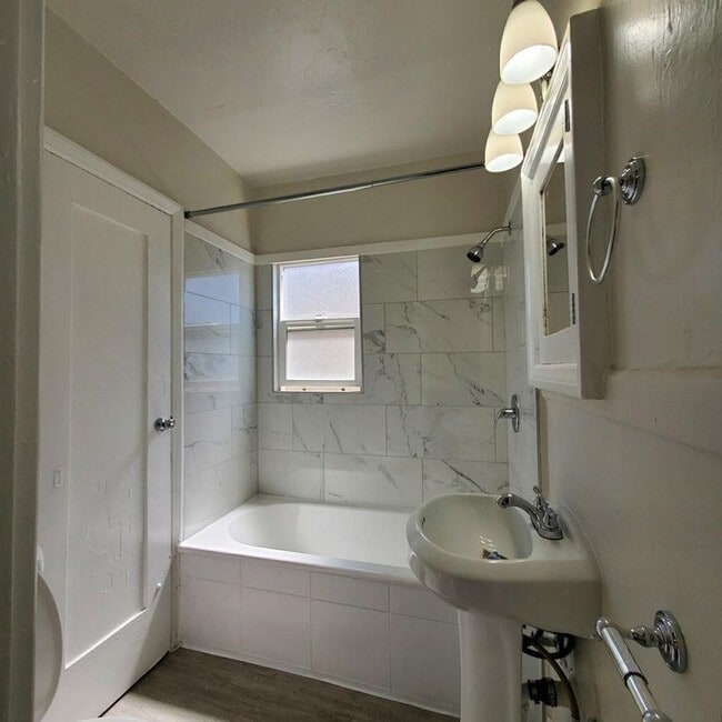 839 W 43rd Pl Unit 4