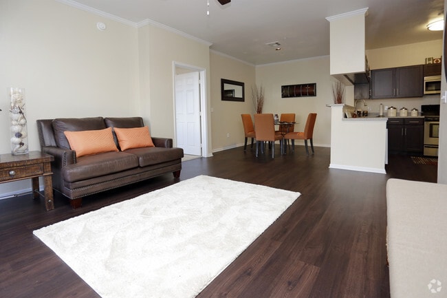 2BR, 2BA - 1033 SF