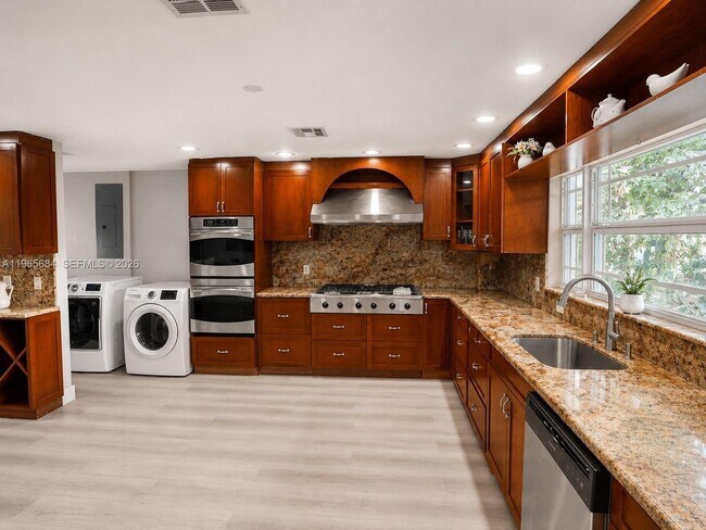 Photo - 901 SW 121st Ave