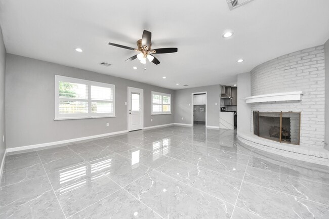 Building Photo - 8007 Rowan Ln