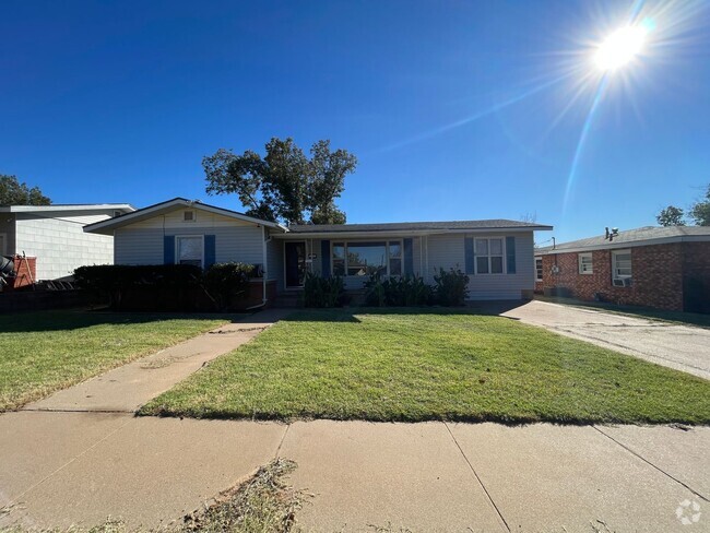 Building Photo - Spacious Home with Fenced Backyard