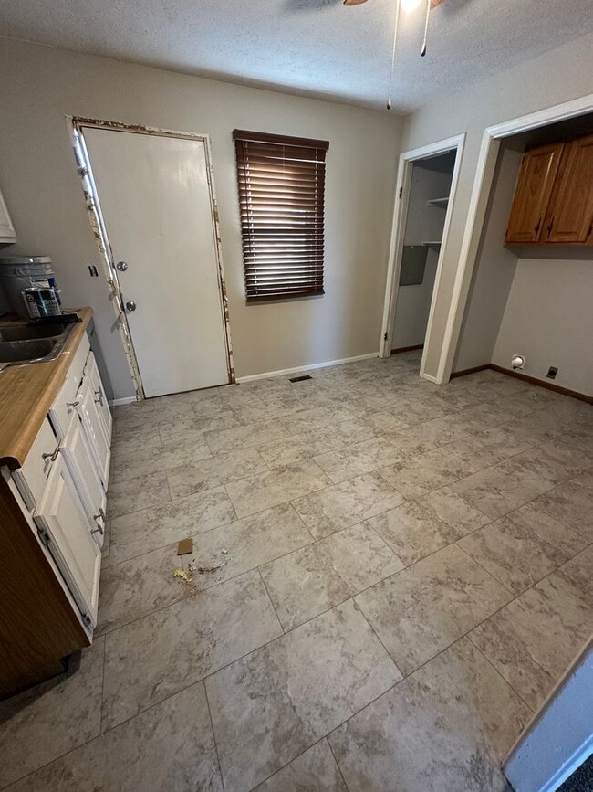 Photo - 3 Bedroom, 1 Bathroom House with Detached ...