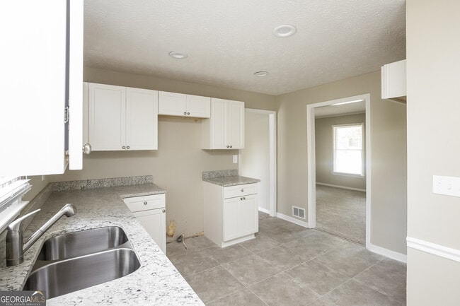 Photo - 680 N Kingsley Dr